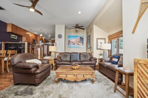 Een televisie, een open haard en een stereo