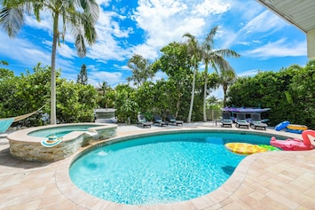 Sirenia Cove Resort Style Backyard Beach, Hammock Hot Tub Htd Pool Kayak Launch