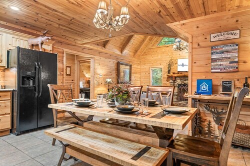 Cross Timber Lodge- 3 dormitorios y mesas de juegos y loft - ¡Las mejores vistas en toda el área!  Bañera de hidromasaje y parrilla