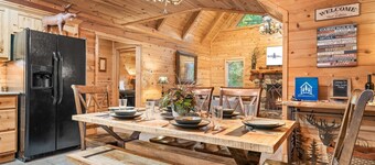 Best Views in the Area-Free Tickets-Hot Tub-Dog Friendly-Near Big Cedar-Loft & Games!