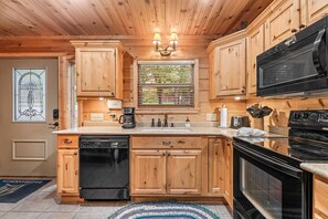 Kylskåp, mikrovågsugn, ugn och spishäll