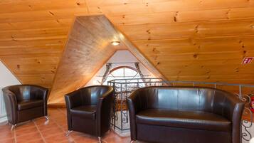 Superior Apartment, 2 Queen Beds, Non Smoking (14) | Free WiFi, bed sheets