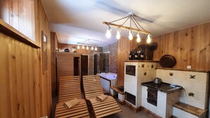 Interior de madera con sauna, cocina y zonas de estar.