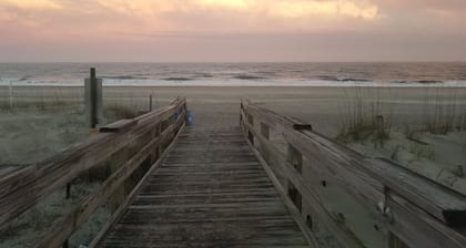 Historic Tybee Inn: King Bed, 400 Feet to the Beach, Free Parking + Wifi
