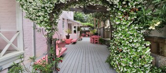 Historic Tybee Inn: King Bed, 400 Feet to the Beach, Free Parking + Wifi