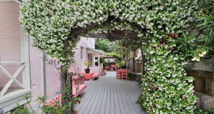 Historic Tybee Inn: King Bed, 400 Feet to the Beach, Free Parking + Wifi