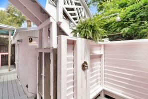 Property grounds - Historic Tybee Inn: King Bed, 400 Feet to the Beach, Free Parking + Wifi (Tybee Island)