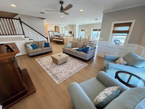 Beach Block End Unit with Ocean Views From All Rooms!!