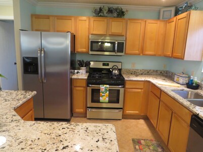 Hermosa casa de diseño 3/2, que admite mascotas, WiFi gratis, carrito de golf, jacuzzi