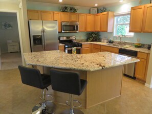 Fridge, microwave, oven, stovetop - Beautiful 3/2 designer home, pet friendly, free WiFi, golf cart, hot tub (The Villages)