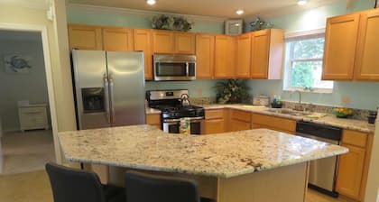 Beautiful 3/2 designer home, pet friendly, free WiFi, golf cart, hot tub