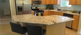 Beautiful 3/2 designer home, pet friendly, free WiFi, golf cart, hot tub