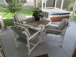 Outdoor dining - Beautiful 3/2 designer home, pet friendly, free WiFi, golf cart, hot tub (The Villages)
