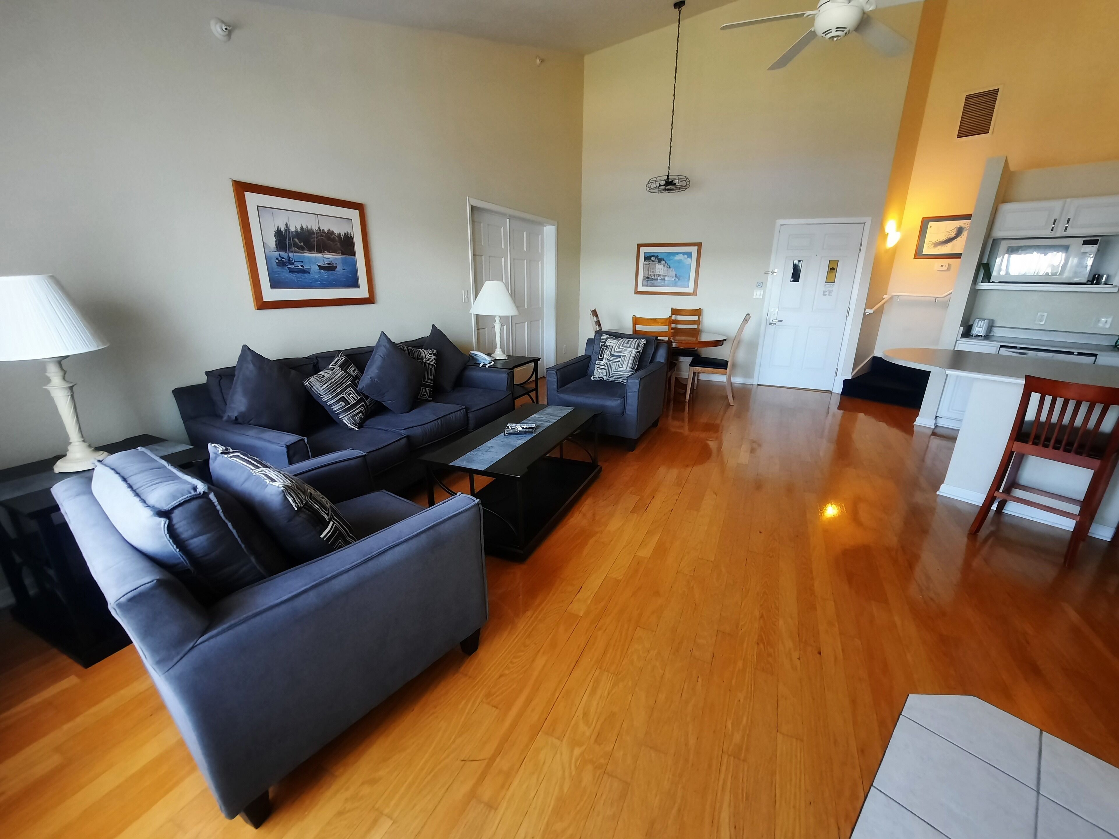 313 - 2 Bed/2 Bath Lake View Condo Suite