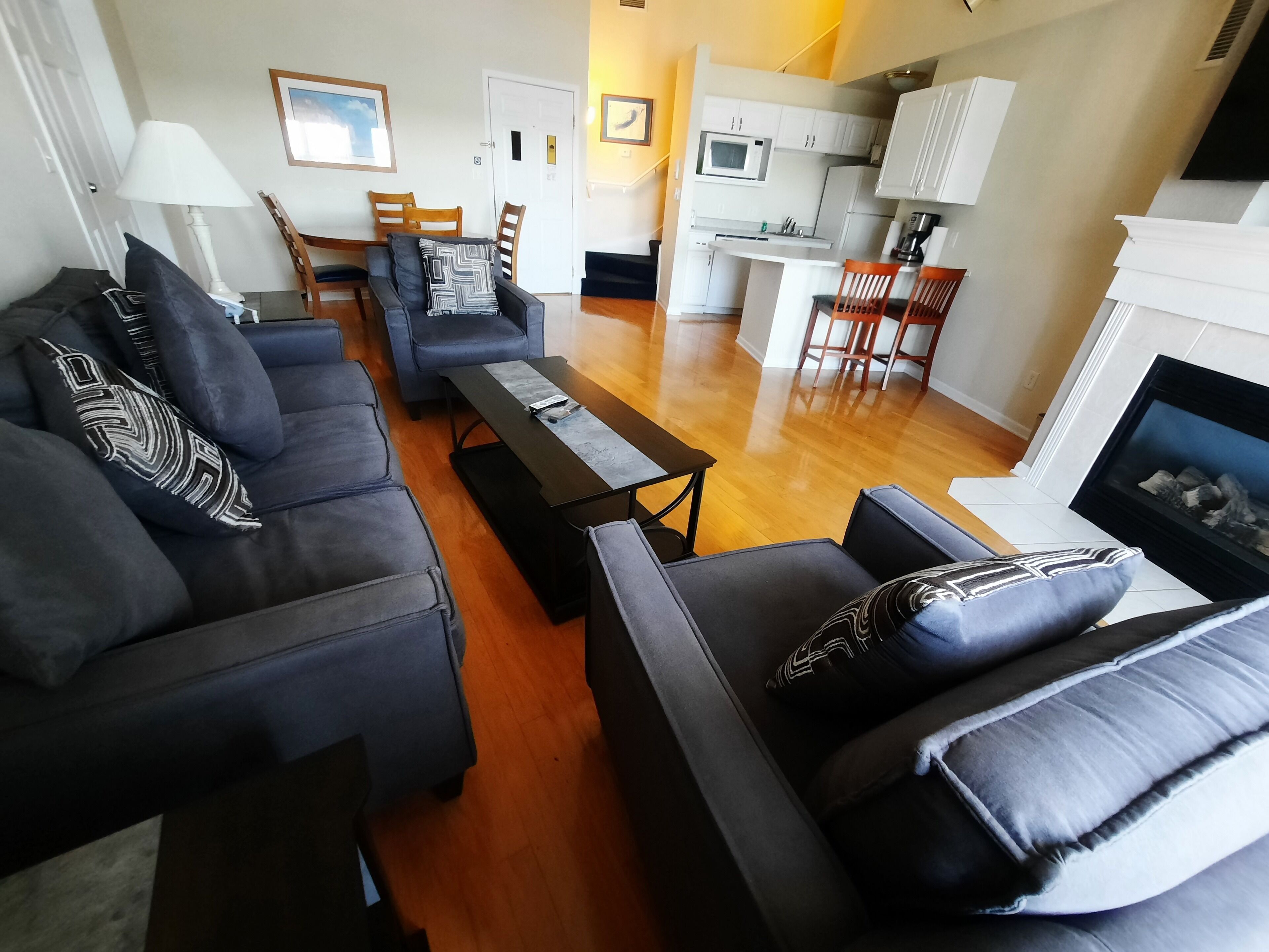 313 - 2 Bed/2 Bath Lake View Condo Suite