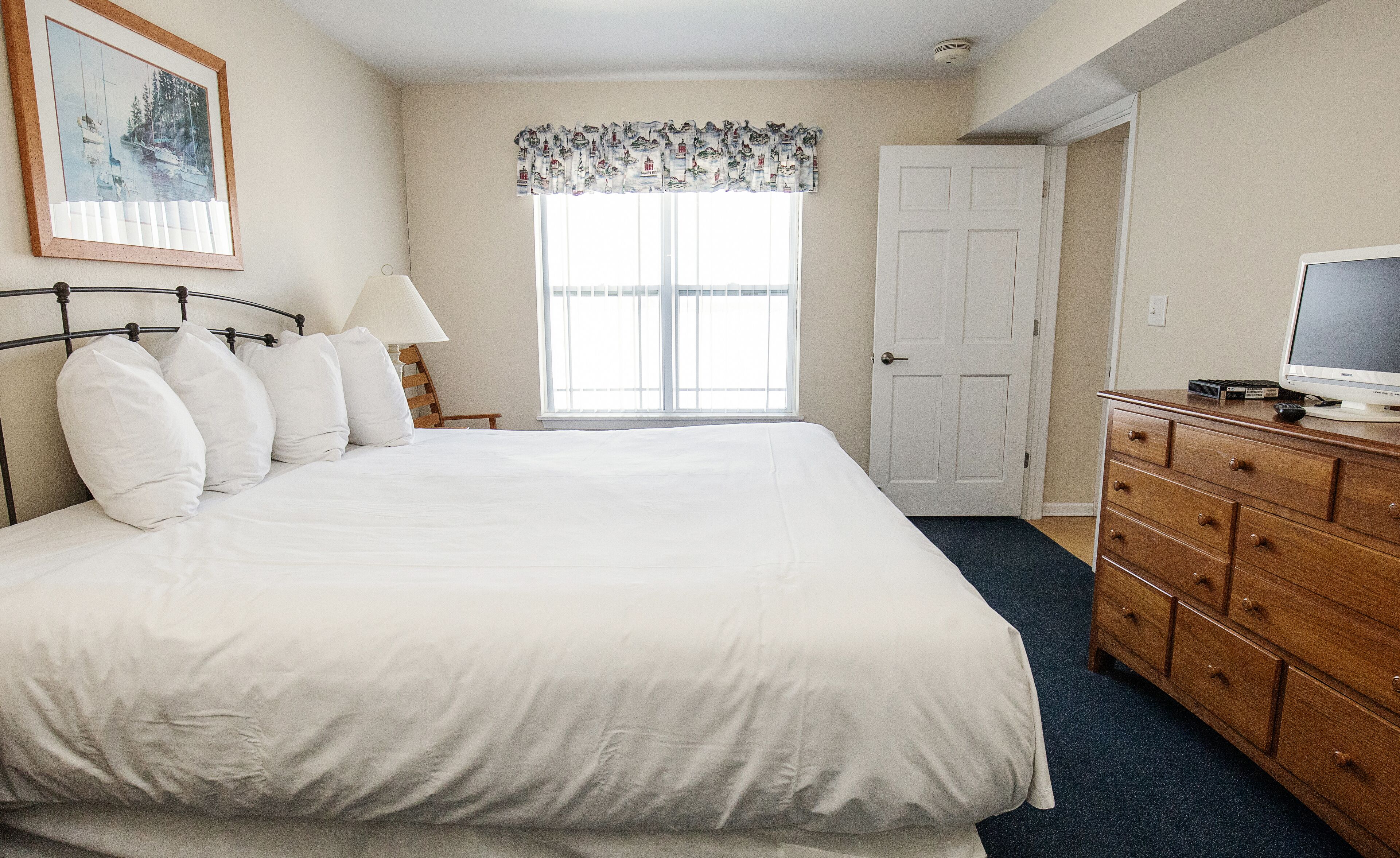 313 - 2 Bed/2 Bath Lake View Condo Suite