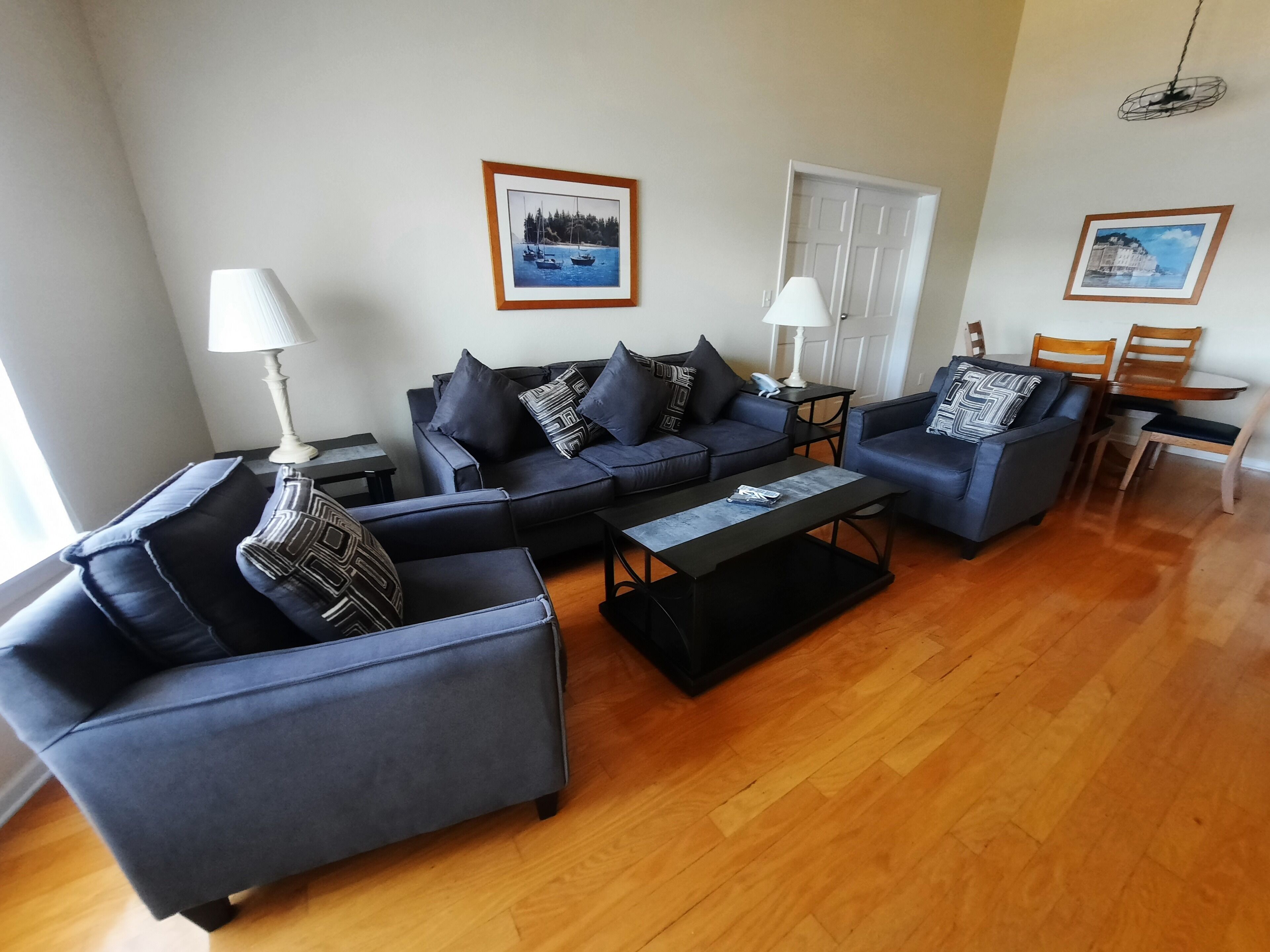 313 - 2 Bed/2 Bath Lake View Condo Suite