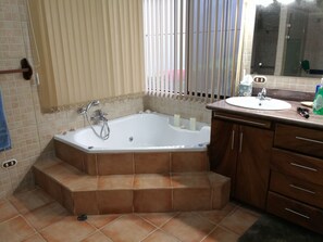 Shower, jetted bath, hair dryer, towels - Safe secure Mountain Home w/pool+views (alajuela)