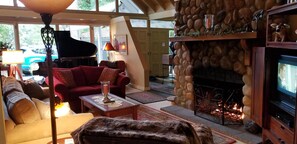 Televisión, chimenea y estéreo 