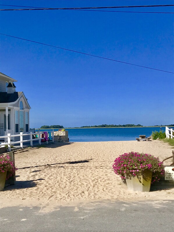 Beach nearby, sun loungers, beach towels