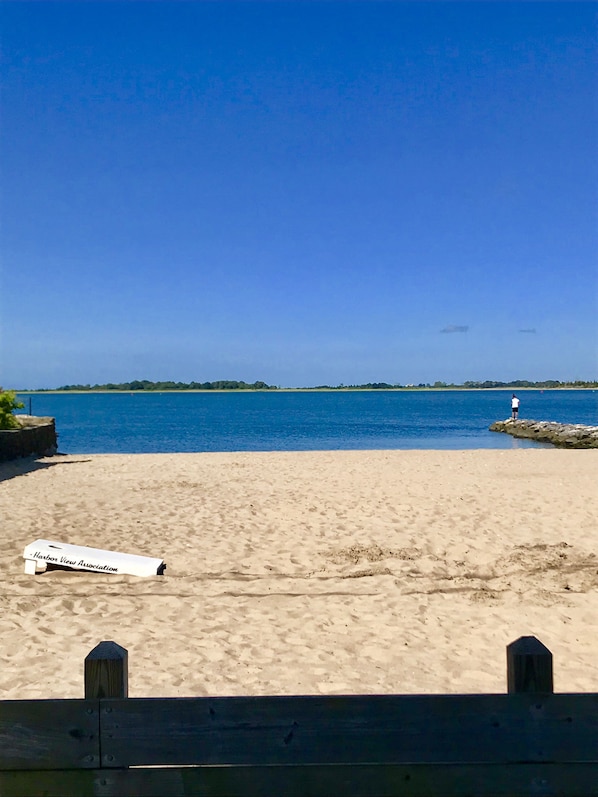 Una playa cerca, sillas reclinables de playa, toallas de playa