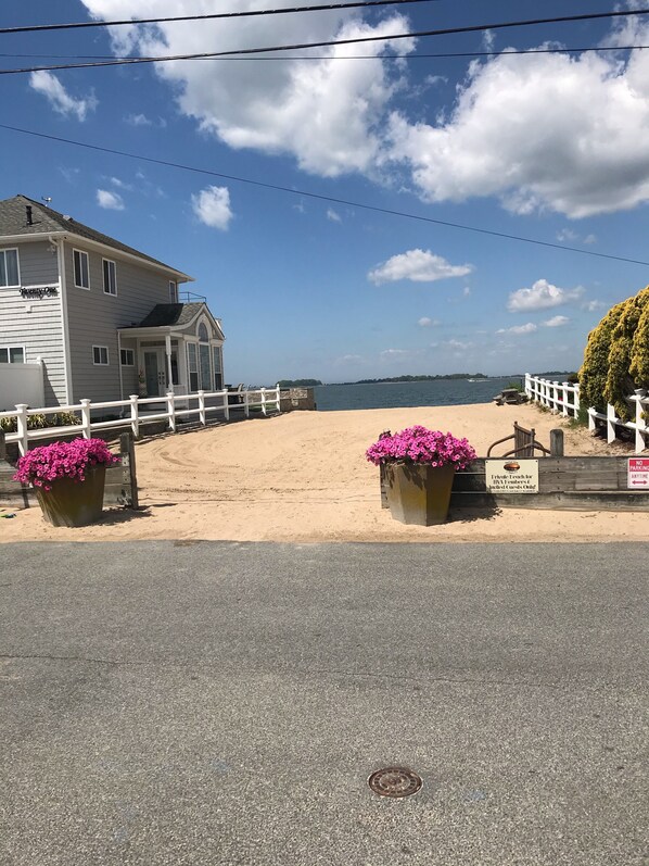 Beach nearby, sun-loungers, beach towels - Year-Round Waterview 4 Beds, 2 Baths, Sleeps 13 with Linens & Towels Included (Clinton)