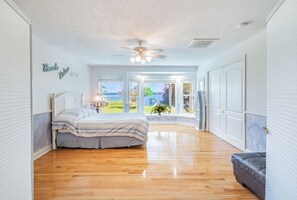 7 chambres, bureau, fer et planche à repasser, lit de bébé portatif