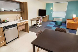 Desk, blackout curtains, iron/ironing board, free cots/infant beds - Home2 Suites by Hilton Roseville Sacramento (Roseville)