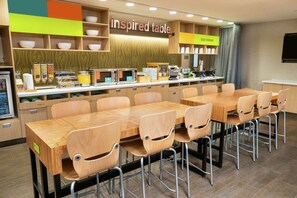 Free daily buffet breakfast - Home2 Suites by Hilton Roseville Sacramento (Roseville)