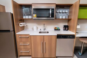 Geladeira grande, micro-ondas, lava-louças, cafeteira/chaleira