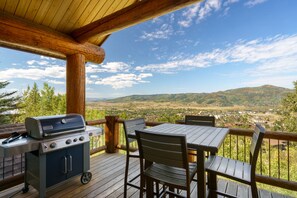 Outdoor dining - Emerald View Chalet - Hot Tub w/ Panoramic Views, 4 Kings + 2 Twins, Game Room - Luxury Home (Steamboat Springs)
