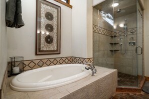 Badewanne, Whirlpool, Haartrockner, Handtücher