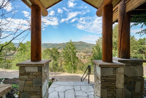Emerald View Chalet - Hot Tub w/ Panoramic Views, 4 Kings + 2 Twins, Game Room - Luxury Home