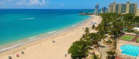 På stranden, solsenger og strandhåndklær