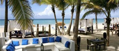 Na praia, espreguiçadeiras, toalhas de praia