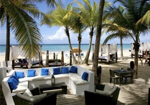 En la playa, camastros y toallas de playa 