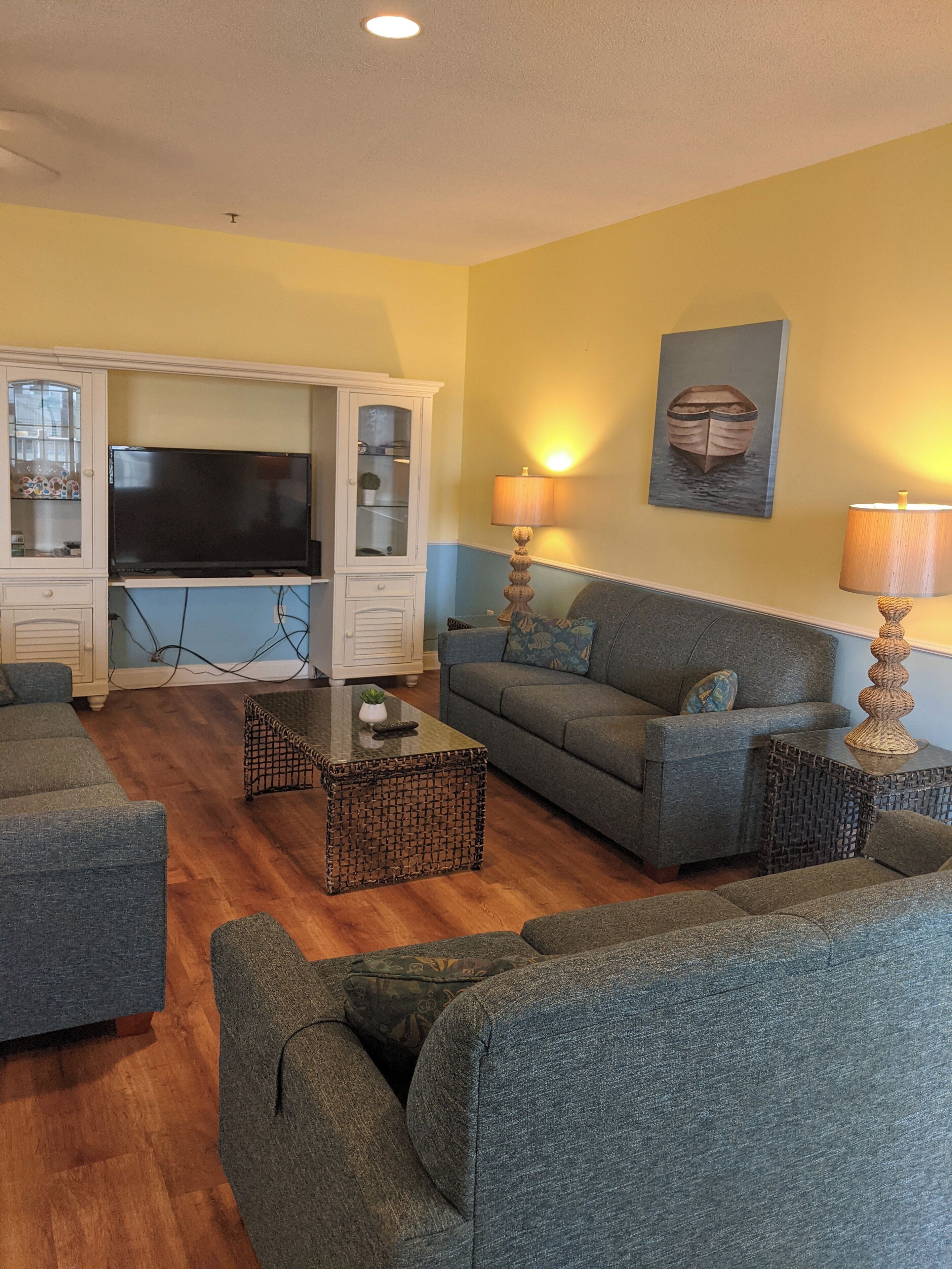  Huge Beautiful Penthouse Condo great view of the Atlantic ocean !!