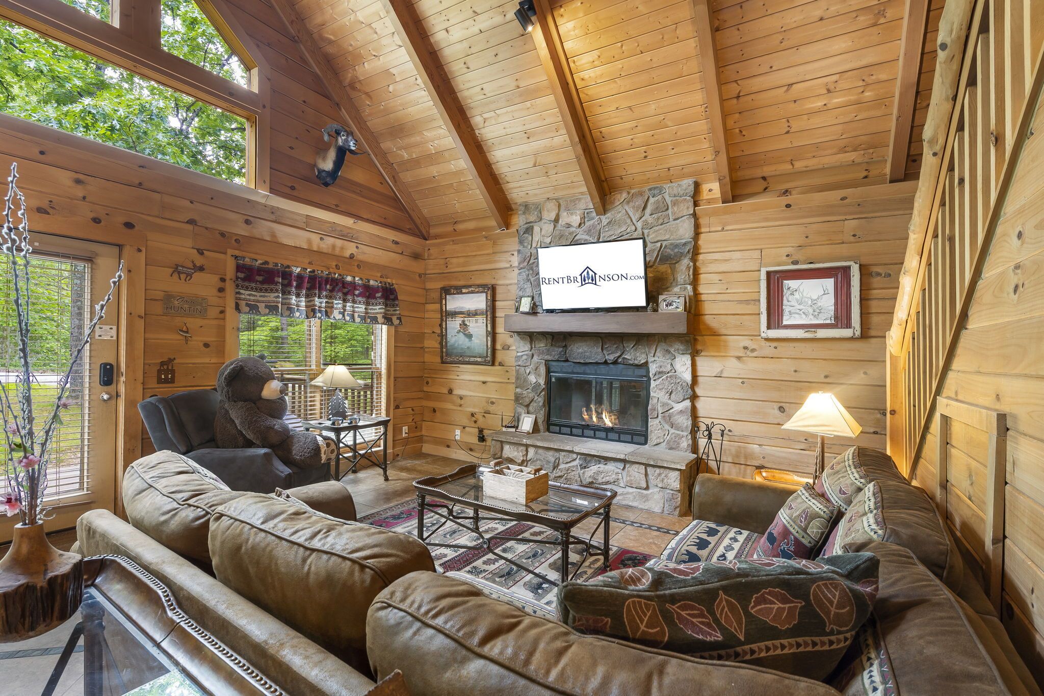 Secluded Cabin, HotTub, View, Loft, Games, Near Big Cedar Trophy Buck, Dog Friendly, Car Charger