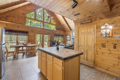 Secluded Lodge w HotTub_Loft w Games_Near Big Cedar Trophy Buck_Pet Friendly_Car Charger_Slide