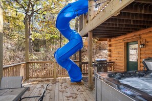 Outdoor spa tub - Secluded Lodge w HotTub_Loft w Games_Near Big Cedar Trophy Buck_Pet Friendly_Car Charger_Slide (Ridgedale)