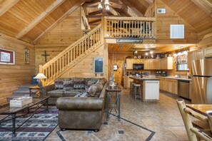 Smart TV, fireplace, DVD player, table football - Secluded Lodge w HotTub_Loft w Games_Near Big Cedar Trophy Buck_Pet Friendly_Car Charger_Slide (Ridgedale)