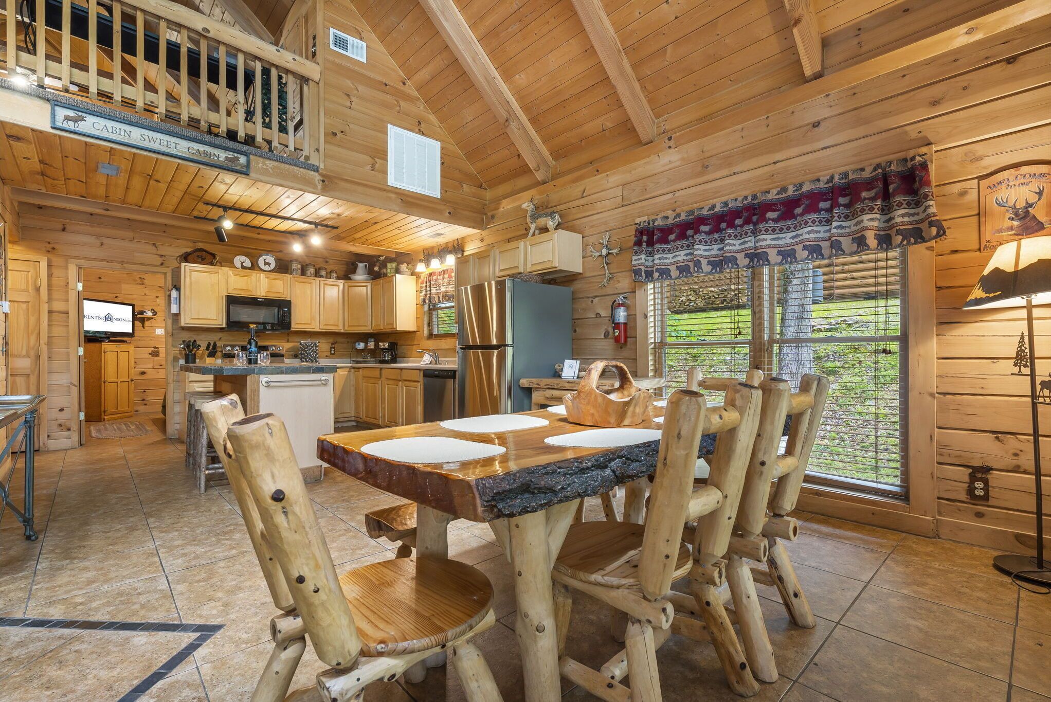 Secluded Cabin, HotTub, View, Loft, Games, Near Big Cedar Trophy Buck, Dog Friendly, Car Charger
