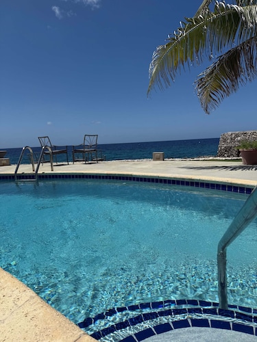 Dive into Paradise -  1-BR in West Bay!