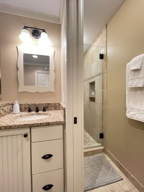 Shower, towels - Lake Michigan Beachfront Condo – 2BR/2BA, Deck & Views, Glen Arbor (Glen Arbor)