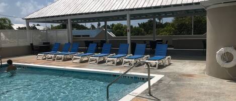 حمّام سباحة خارجي