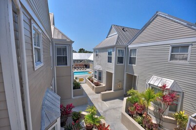 Key West Oasis on Duval Street : Private Hot Tub • 2 Balconies • Pool • Parking