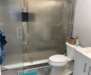 Douche, sĂšche-cheveux, serviettes fournies, papier toilette