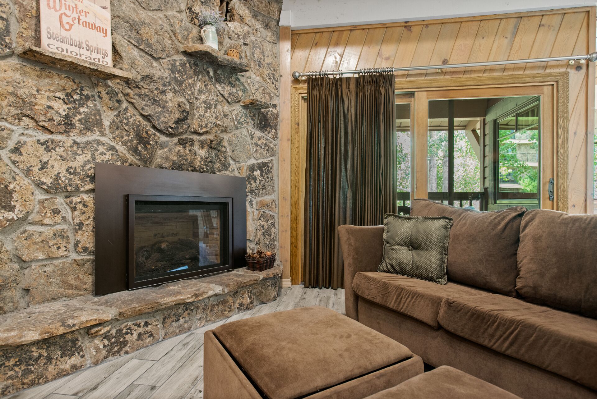 Fernseher, Kamin, DVD-Player, Bücher