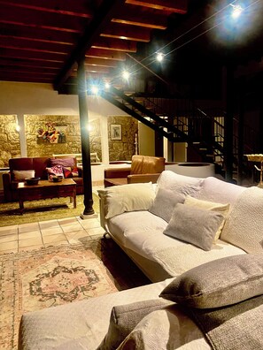 Smart TV, chimenea, libros, estéreo