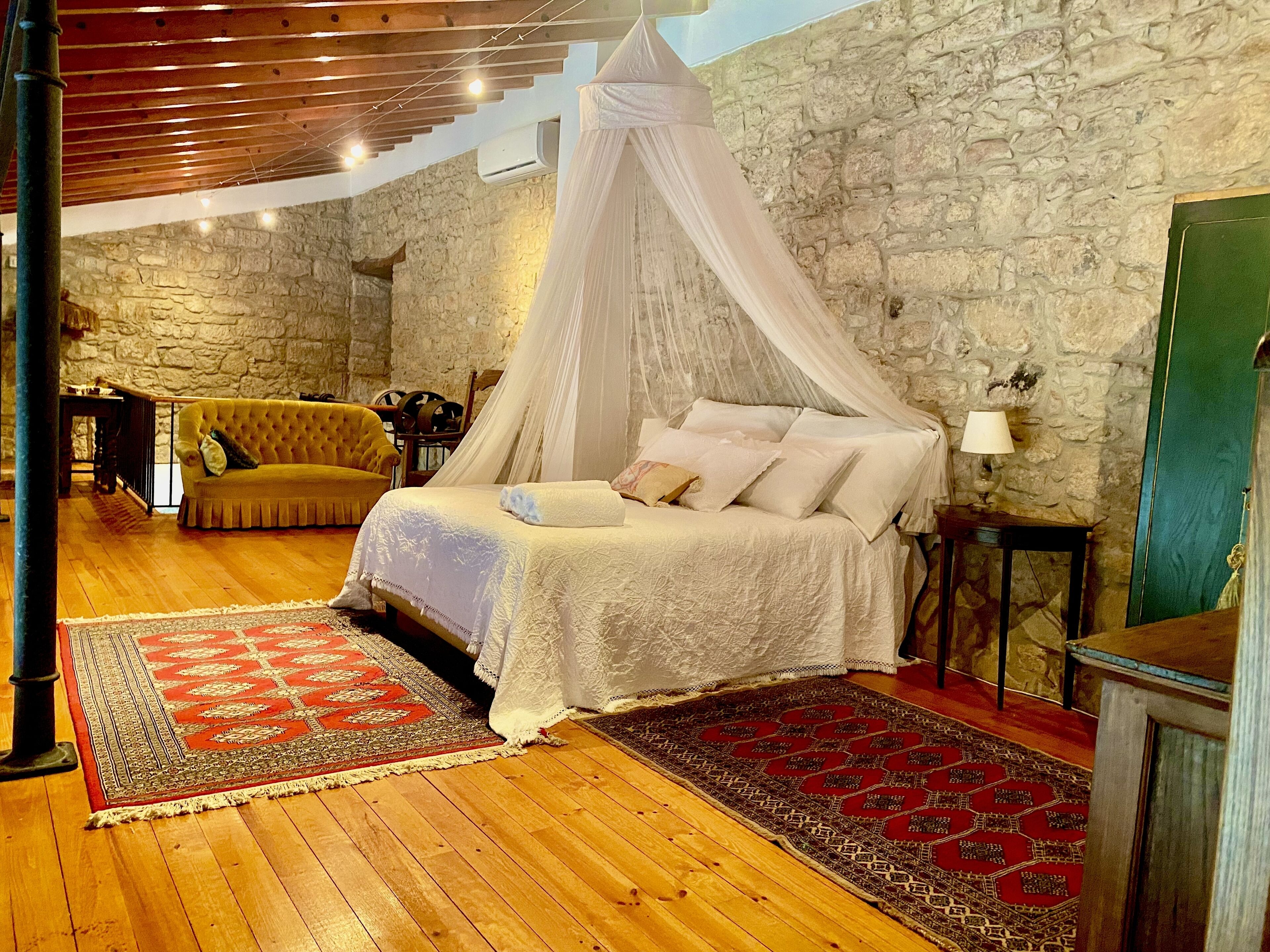 2 bedrooms, travel cot, free WiFi, bed sheets